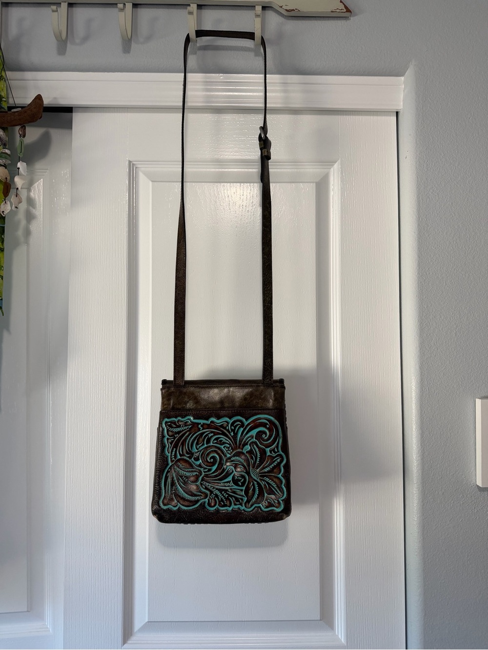 Handcrafted Turquoise-Accented Tooled Leather Crossbody Bag - Picture 3 of 9
